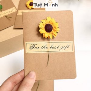 Những chiếc thiệp hướng dương handmade mang phong cách cổ điển đang làm mưa làm gió trong giới yêu thích sáng tạo. Những bông hướng dương được vẽ tay với tình yêu thương sẽ đem lại niềm cảm hứng và lưu lại những kỷ niệm đáng nhớ cho những người nhận. Hãy cùng khám phá những bức thiệp đẹp lung linh này!